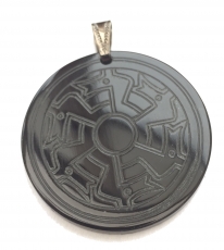 Amulett im Tierstil einer Zierscheibe (Kettenanhnger aus Horn)